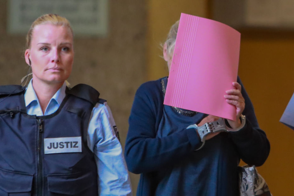 Vor Gericht versteckte Anke S. (56) ihr Gesicht.