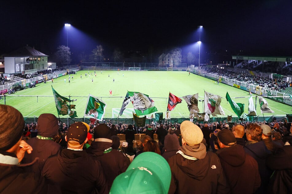 Der Alfred-Kunze-Sportpark wird auch am Sonntag - wenn auch nicht unter Flutlicht - die Spieler nach vorn peitschen.