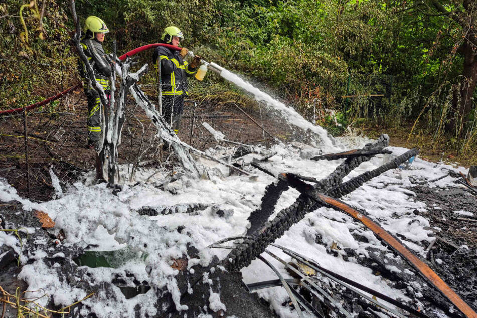 Am Ende wurde das Feuer mit Schaum erstickt.
