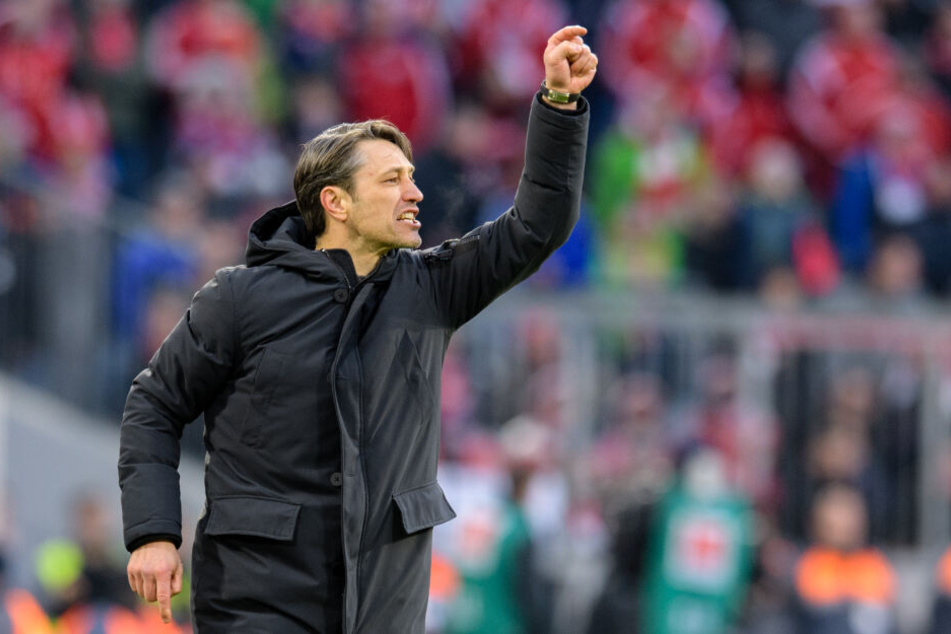 Trainer Niko Kovac gestikuliert am Spielfeldrand: Gegen Gladbach wird er mit einer dünn besetzten Mannschaft antreten müssen. (Archivbild)
