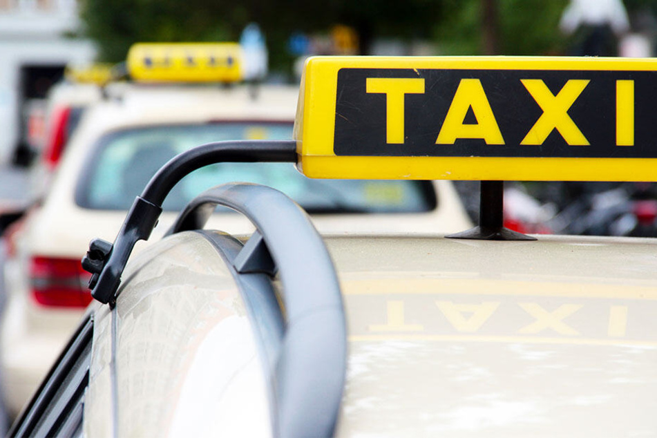 Der Taxifahrer ignorierte das Einbahnstraßen-Schild und krachte gegen ein Geländer. (Symbolbild)