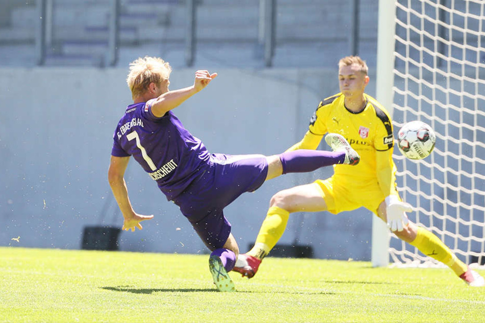 So spektakulär erzielt Jan Hochscheidt das 1:0 gegen HFC-Keeper Tom Müller.