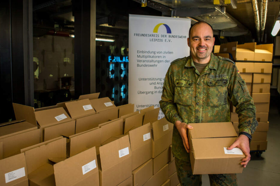 Der Leipziger Hauptmann Michael Schauer (43) koordiniert die Paket-Aktion für Sachsens Soldaten im Auslandseinsatz.
