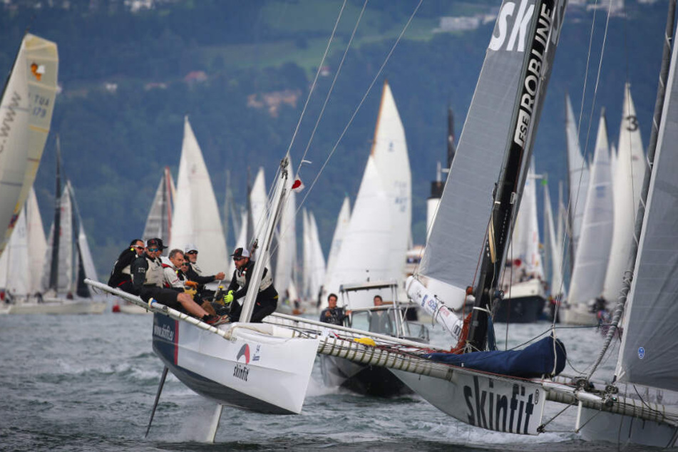 Dutzende Boote starten beim Start zur Nachtregatta.