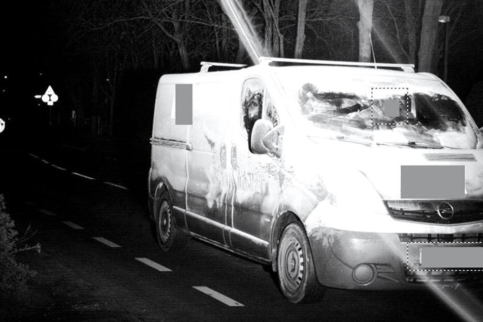 Der Transporter ist reichlich mit Schnee bedeckt und damit ganz und gar nicht verkehrssicher.