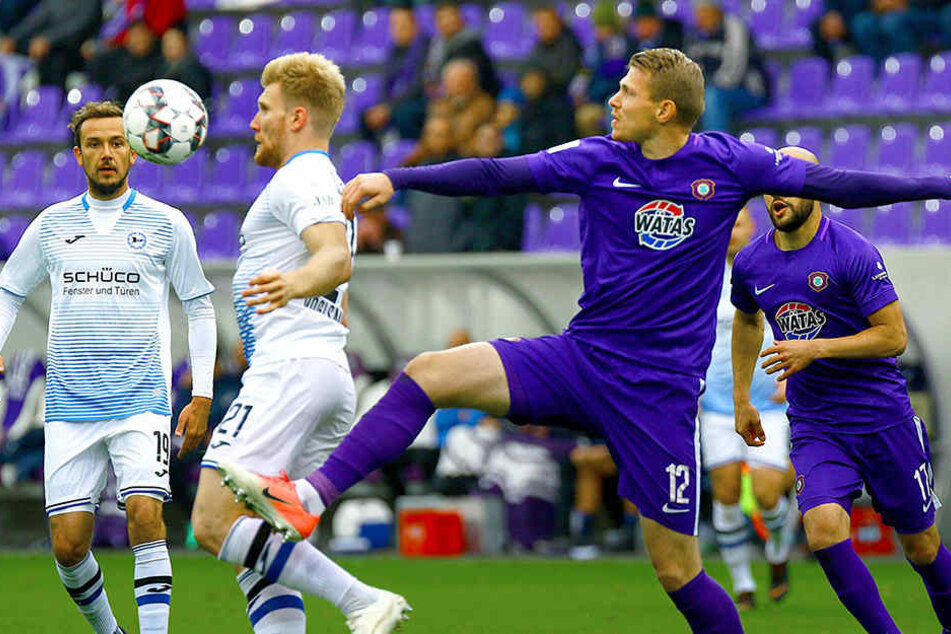 Nur sieben Fouls in 13 Partien - Aues Steve Breitkreuz (l., gegen den Bielefelder Andreas Voglsammer) ist der fairste Abwehrspieler der 2. Bundesliga.