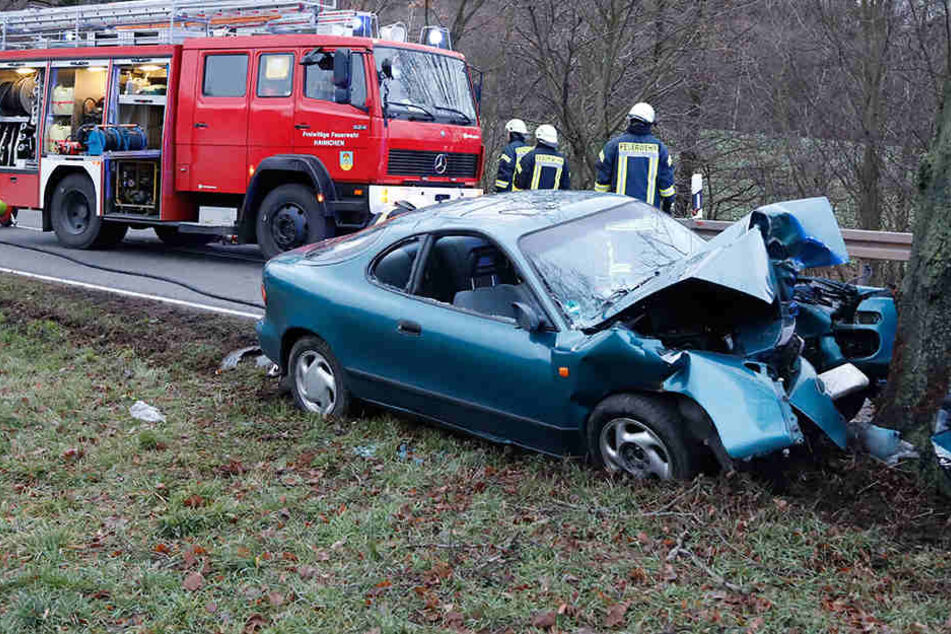 Das Auto war von der Bundesstraße abgekommen und frontal in einen Baum gekracht.