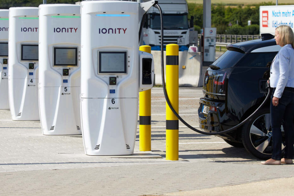 Eine Autofahrerin lädt ihrer Elektroauto an einer Ultraschnellladestation an der Raststätte Brohltal Ost.