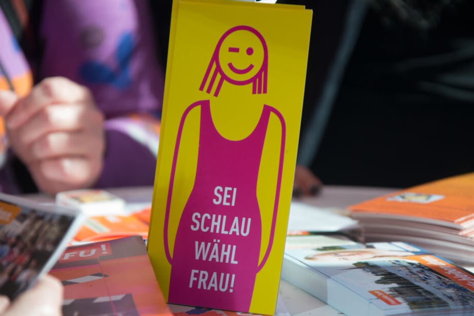 Mitglieder der Frauenunion der CDU verteilen zum Kommunalwahlkampf Informationsmaterial.