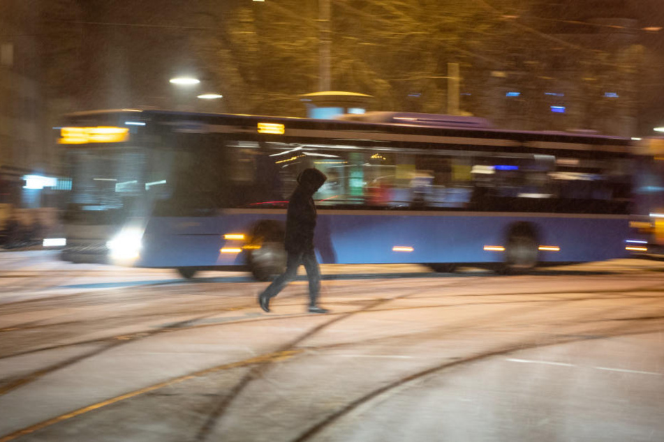 Der Fahrer des Linienbusses konnte nicht mehr halten und erfasste den Jungen. (Symbolbild)
