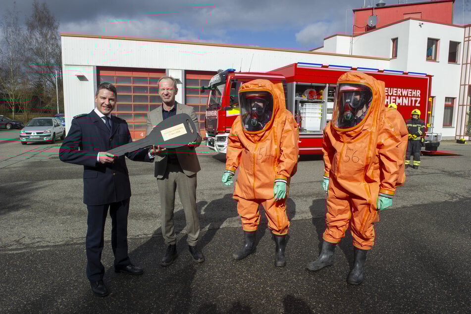 Amtsleiter René Kraus (52, l.) und Bürgermeister Knut Kunze (56) überreichten einen symbolischen Schlüssel an die Feuerwehr.