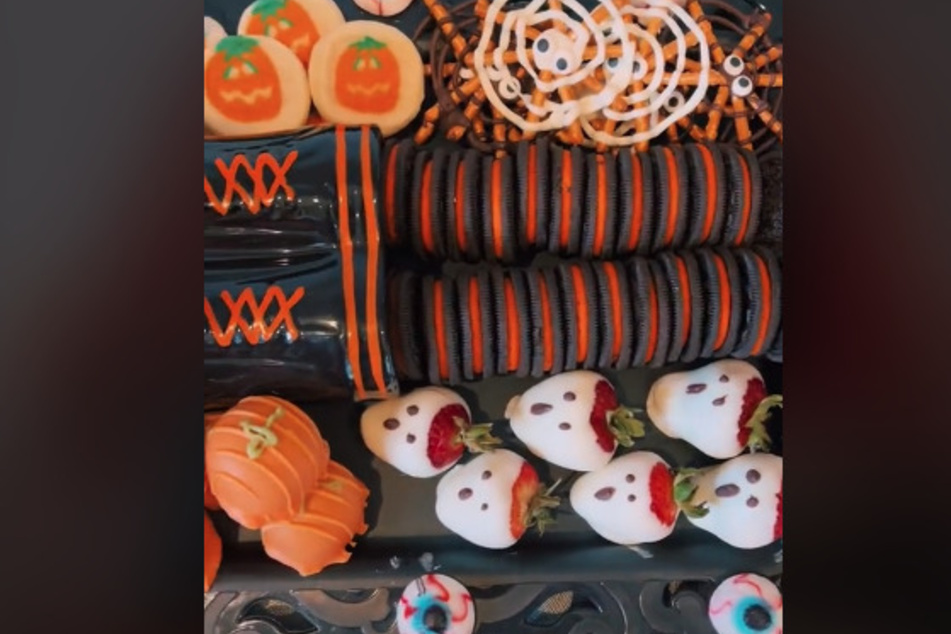 Want an array of different ghoulish treats? TikTok user maddie_kins offers this inventive idea that features cookies, pretzels, and strawberries!
