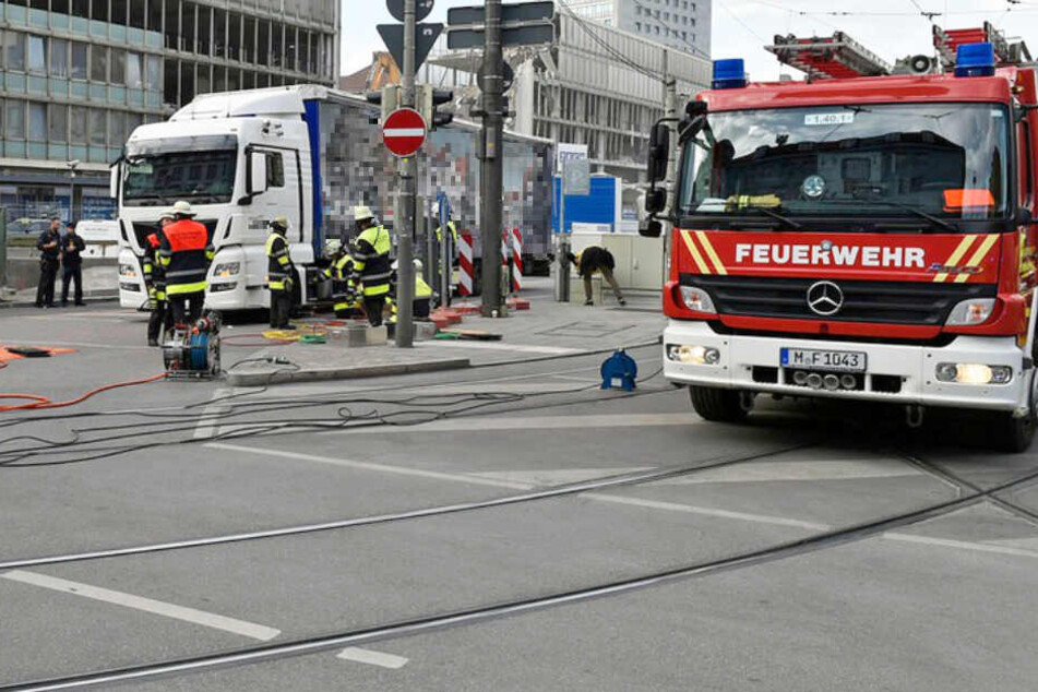 Die Feuerwehr eilte der eingeklemmten Radfahrerin zur Hilfe. Sie starb jedoch.