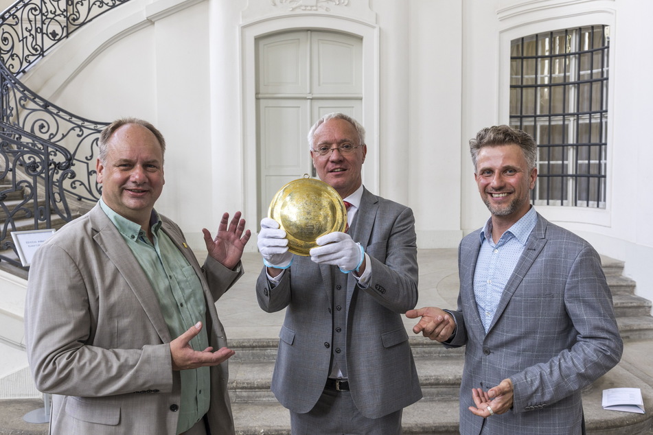 Der Direktor der Dresdner Museen, Gisbert Porstmann (Jahrgang '63, M.), präsentiert das zurückgekehrte Schützenschild. Mit ihm freuen sich Oberbürgermeister Dirk Hilbert (50, FDP, l.) und Thomas Steller, der Interimsleiter des Dresdner Stadtmuseums.