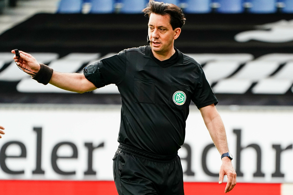 Schiedsrichter Manuel Gräfe (47) würde seine Karriere weiterhin gern fortsetzen.