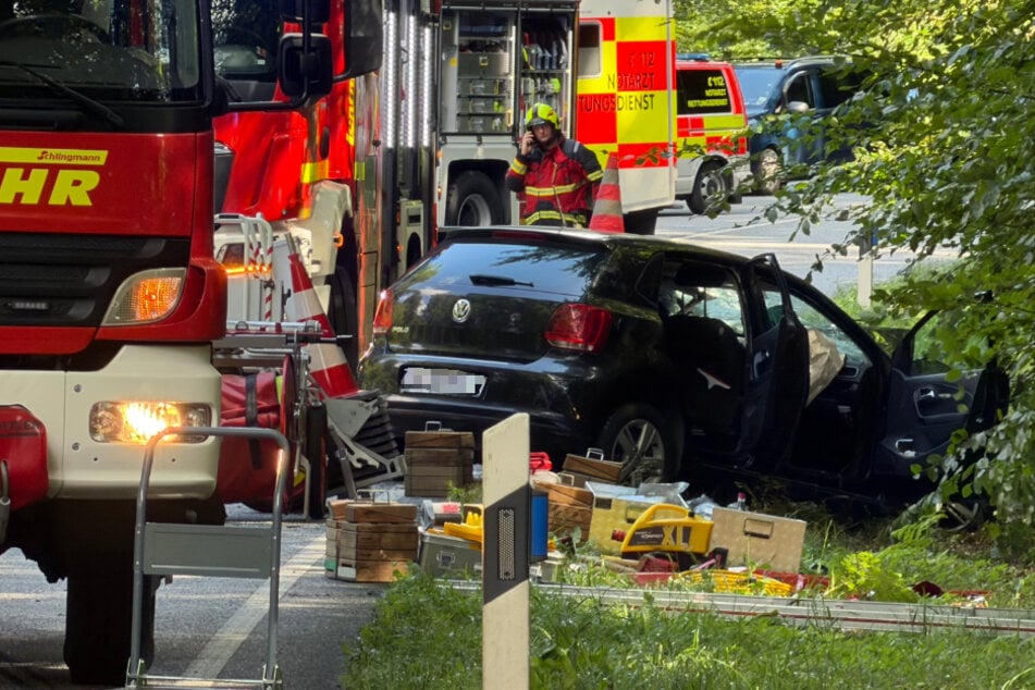 Ein VW Polo war in einen Transporter gekracht. Ein Mensch starb, zwei weitere wurden schwer verletzt.