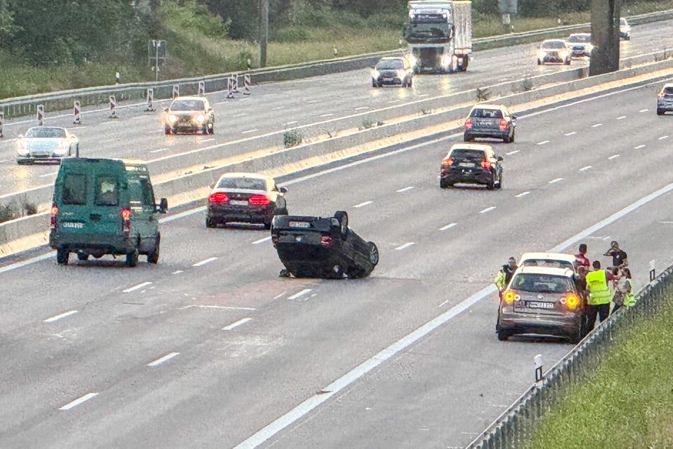 Der BMW kam auf dem Dach zum Liegen.
