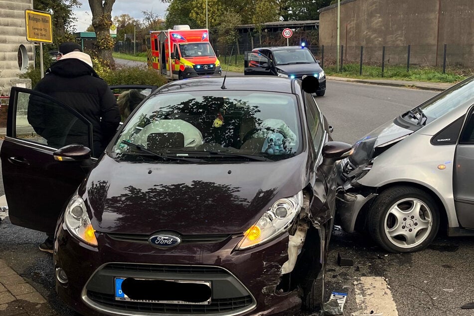 Holpriges Abbiege-Manöver endet für drei Menschen im Krankenhaus