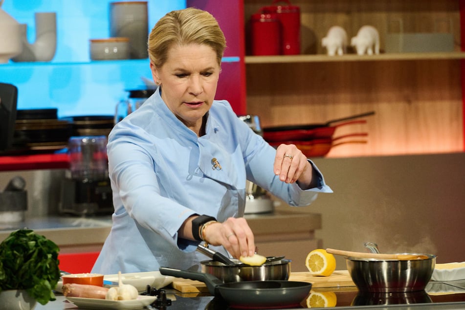 Neben ihren eigenen Restaurants in Hamburg, Charity-Aktionen und Kochkursen ist Cornelia Poletto (53) regelmäßig im Fernsehen vertreten, wie hier bei der ZDF-Sendung "Küchenschlacht".