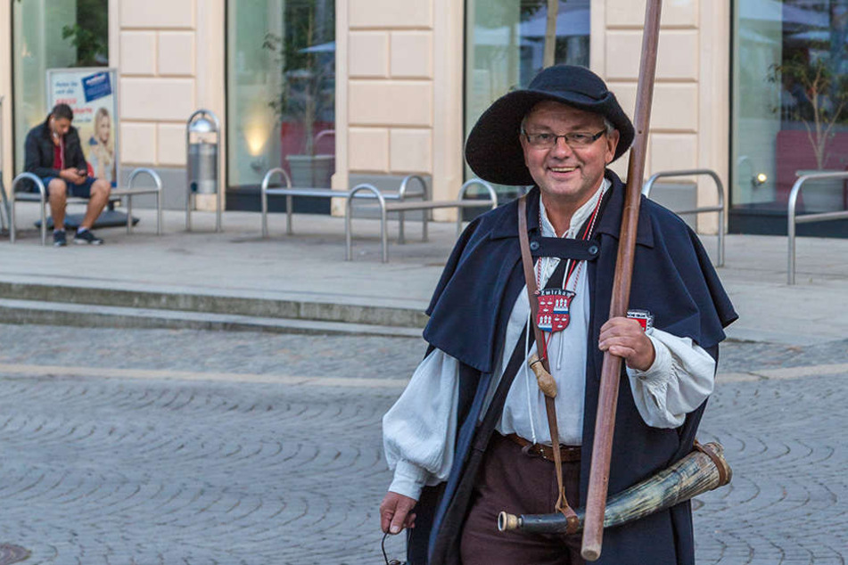 Der Zwickauer Nachtwächter und die anderen Stadtführer suchen Verstärkung.