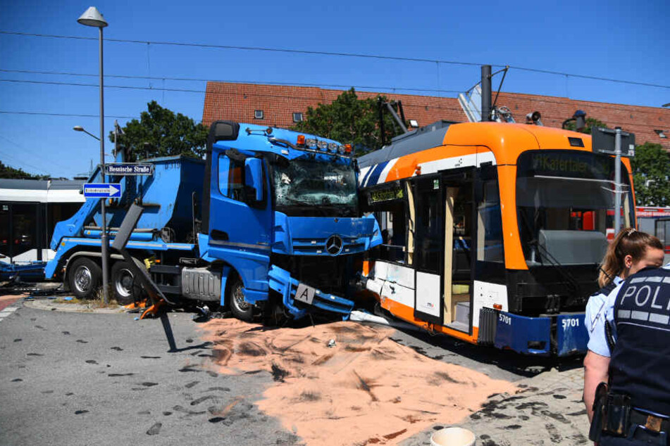 Der Lkw ist mit der Straßenbahn zusammengeprallt.