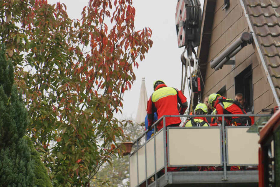 Rettungskräfte retteten die Frau vom Balkon ihrer Wohnung.