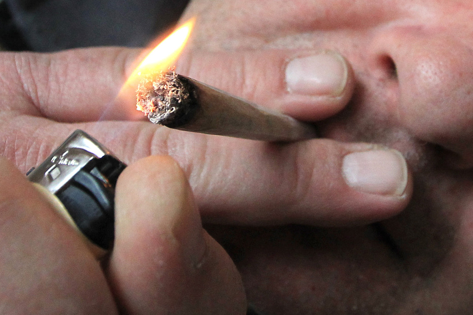 Ein Mann zieht an einem Joint. (Symbolbild)