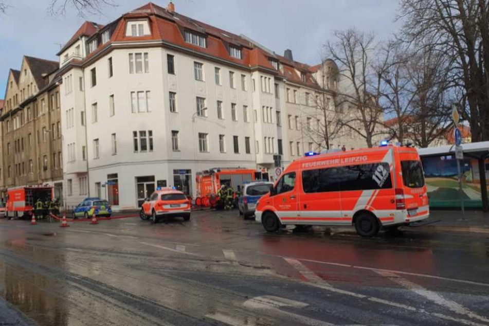 Einsatzkräfte von Polizei und Feuerwehr am Mittwoch am Ort des Geschehens.