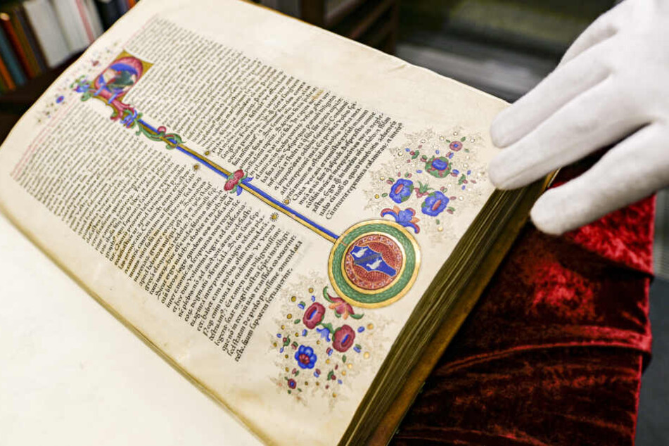 Ein Mitarbeiter von Ketterer Kunst, einem Hamburger Kunstauktionshaus, blättert in der Bibel.