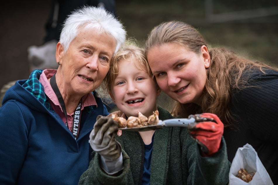Das Drei-Generationen-Gespann Uta (73, v.l.), Greta (8) und Madlen (41) wünschen sich, dass der Platz nach der Instandsetzung nicht mehr so stark zertrampelt wird.
