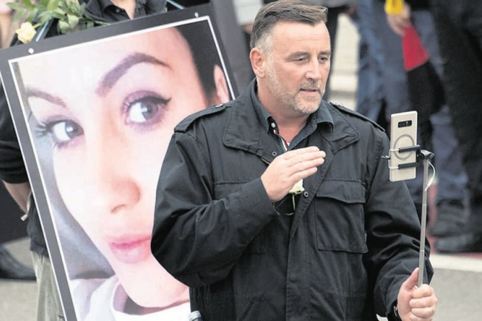PEGIDA-Gründer Lutz Bachmann (45) beim Selfie am Sonnabend in Chemnitz: Einmal mehr ermittelt die Justiz gegen ihn.