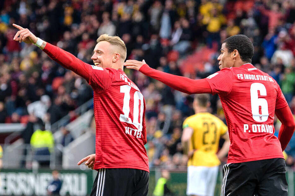 Die Ingolstädter Sonny Kittel und Paulo Otávio jubeln über das Führungstor. Florian Ballas (im Hintergrund) stützt enttäuscht die Hände in die Hüften.
