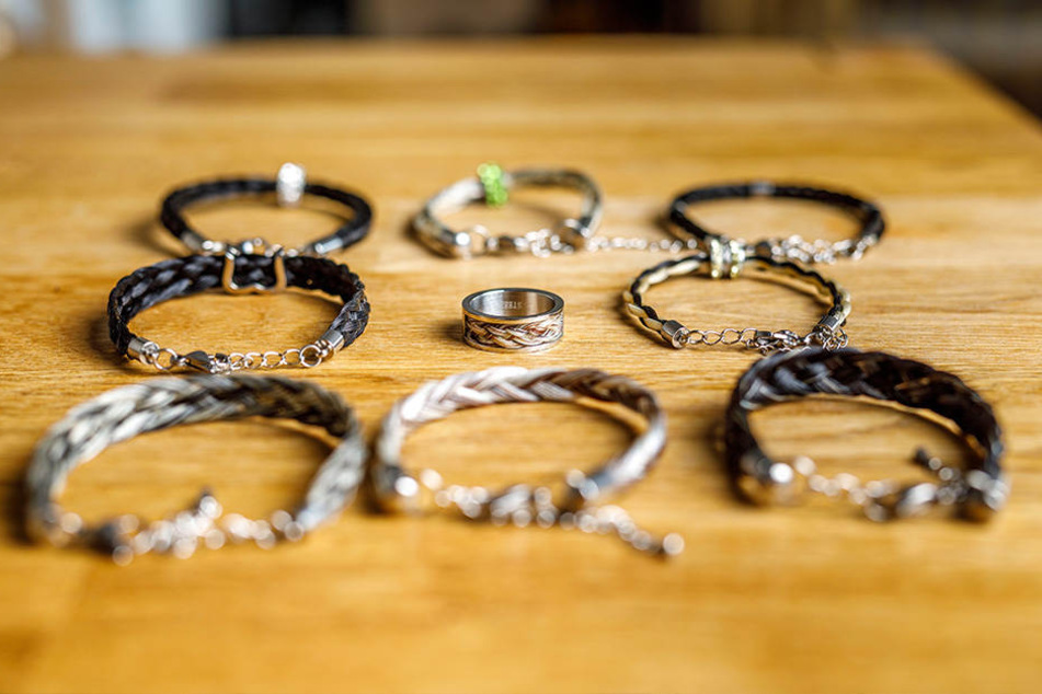 Ringe und Armbänder, aber auch Ketten oder Ohrringe stellt die Schmuckdesignerin aus Pferdehaaren her.
