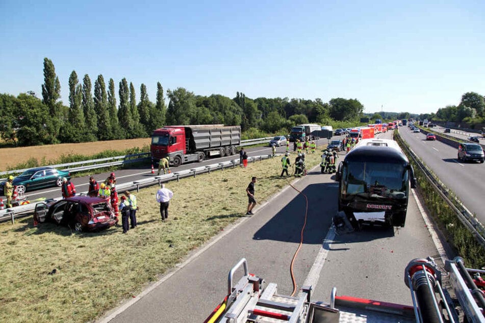 Die Fahrzeuge wurden durch den Unfall stark beschädigt.