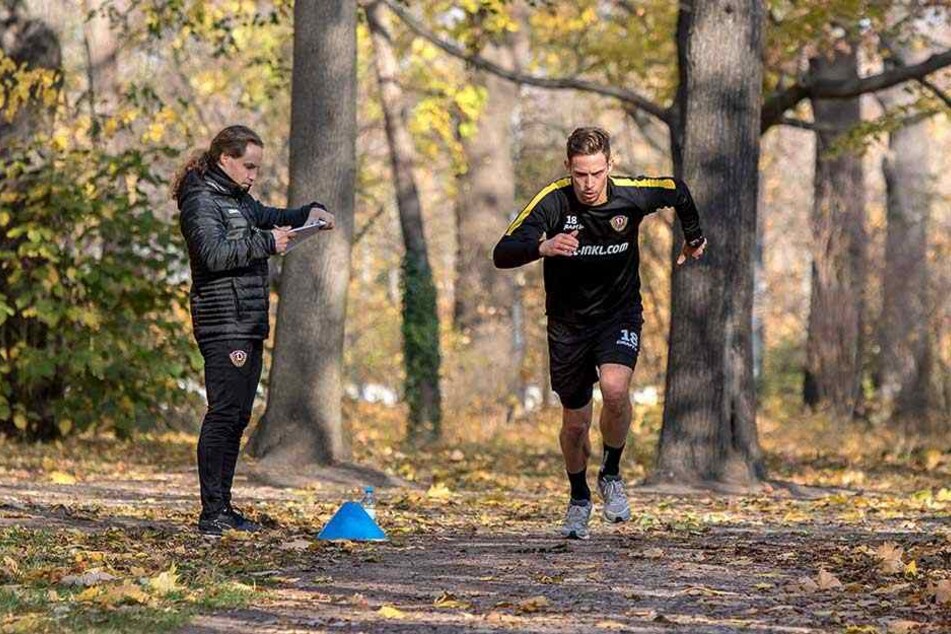"I walk in the park ...", macht sich Jannik Müller (r.) mit Läufen durch den Großen Garten wieder fit. Physio Tobias Lange führt Protokoll, ihm entgeht nichts.