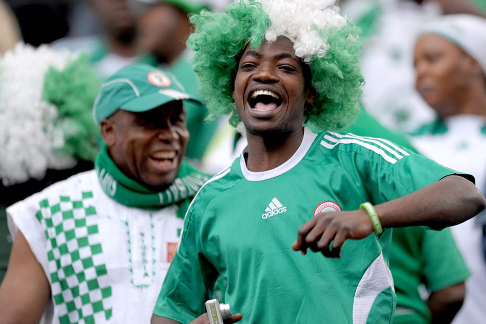 Die Fans von Nigeria müssen stark bleiben. Die traditionellen Glücksbringer dürfen nicht mit ins Stadion.
