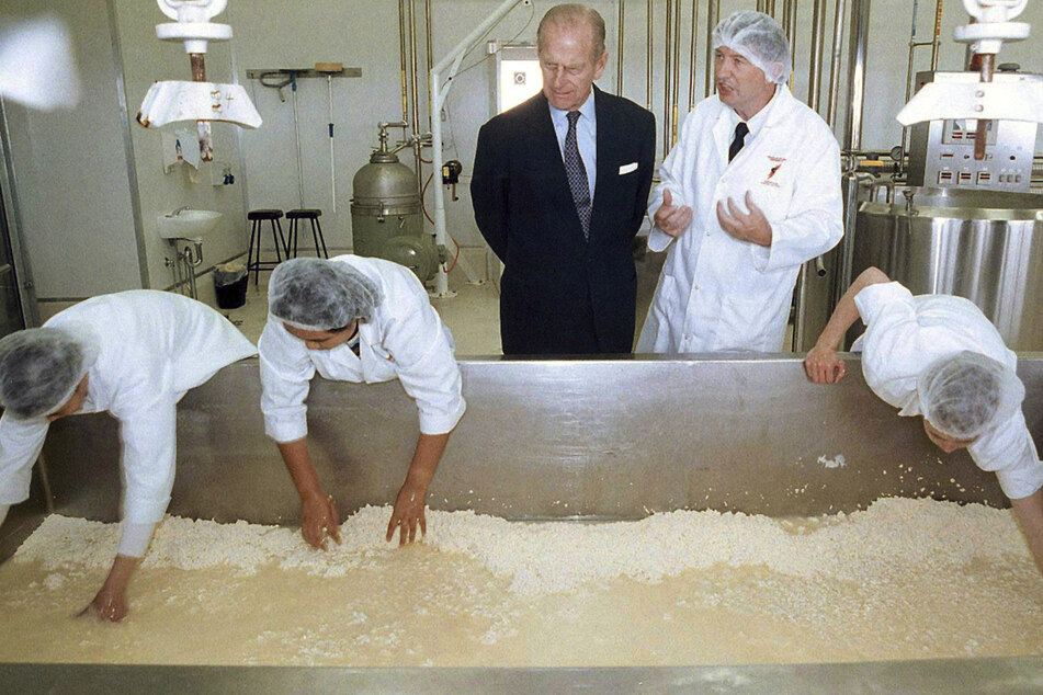 Schon immer am Essen interessiert: Im Jahr 2000 sah sich Prinz Philip eine Käsefabrik in Australien an. (Archivbild)