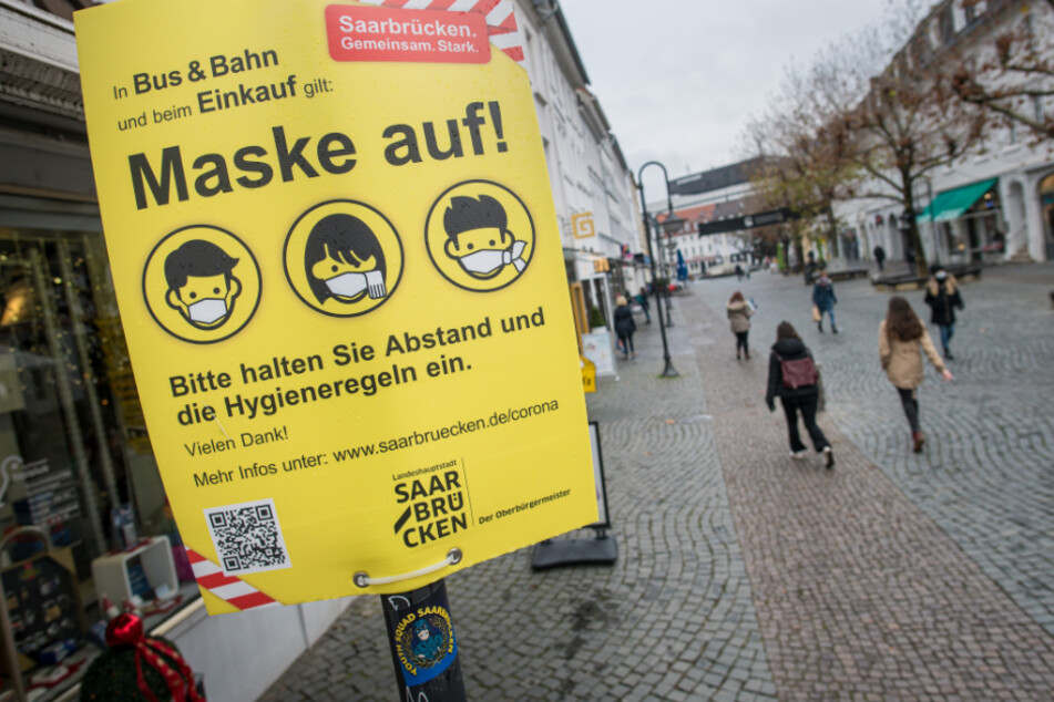 Ein Schild in Saarbrücken weist daraufhin, dass Abstände eingehalten werden sollten. Auch an die Maskenpflicht soll gedacht werden.
