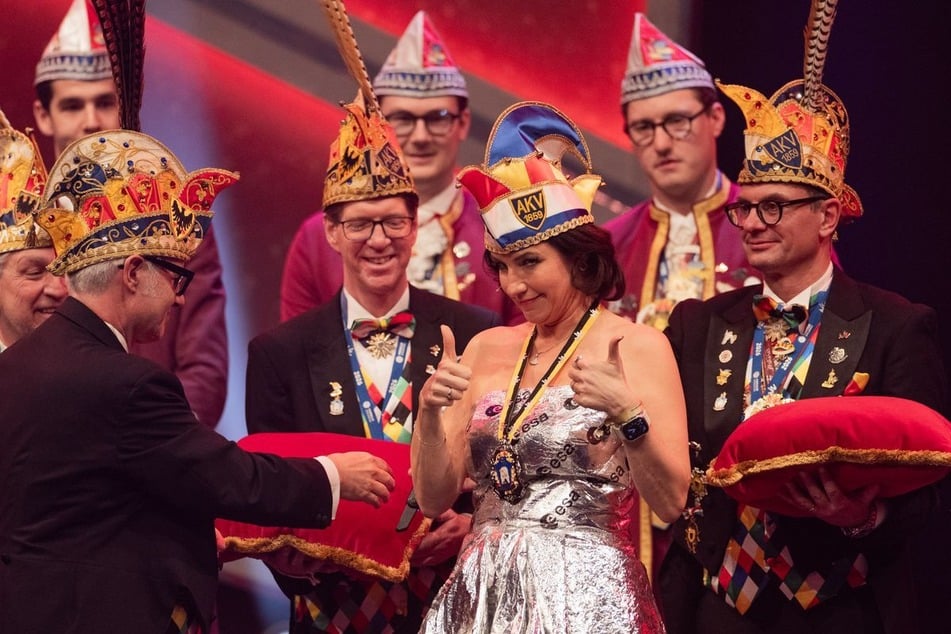 Bei der Traditionssitzung des Aachener Karnevalsvereins (AKV) im Eurogress wurde Bär der "Orden wider den tierischen Ernst" überreicht.