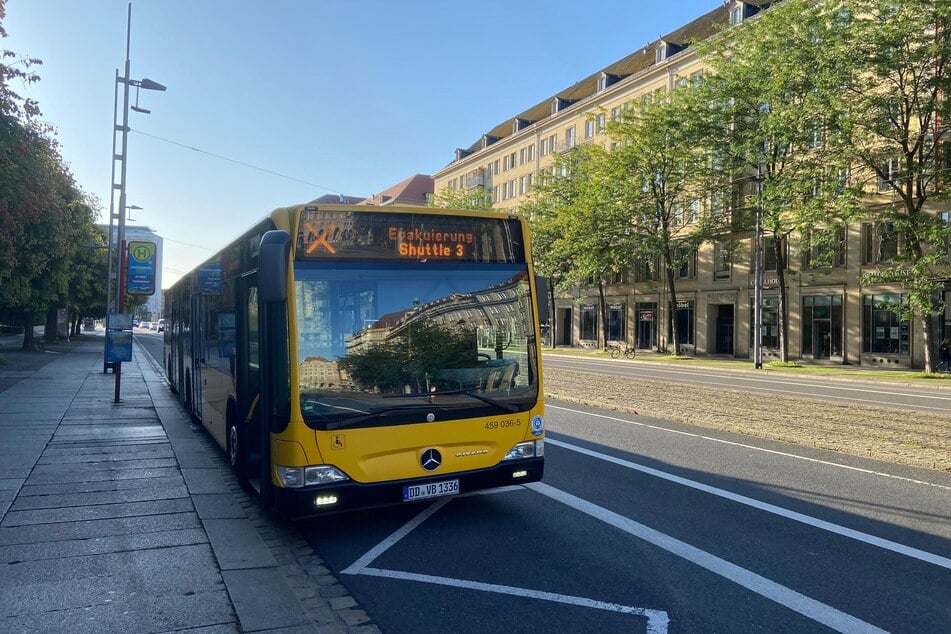 Auf der Wilsdruffer Straße wartet ein Shuttlebus, bislang wurde noch niemand gefahren.