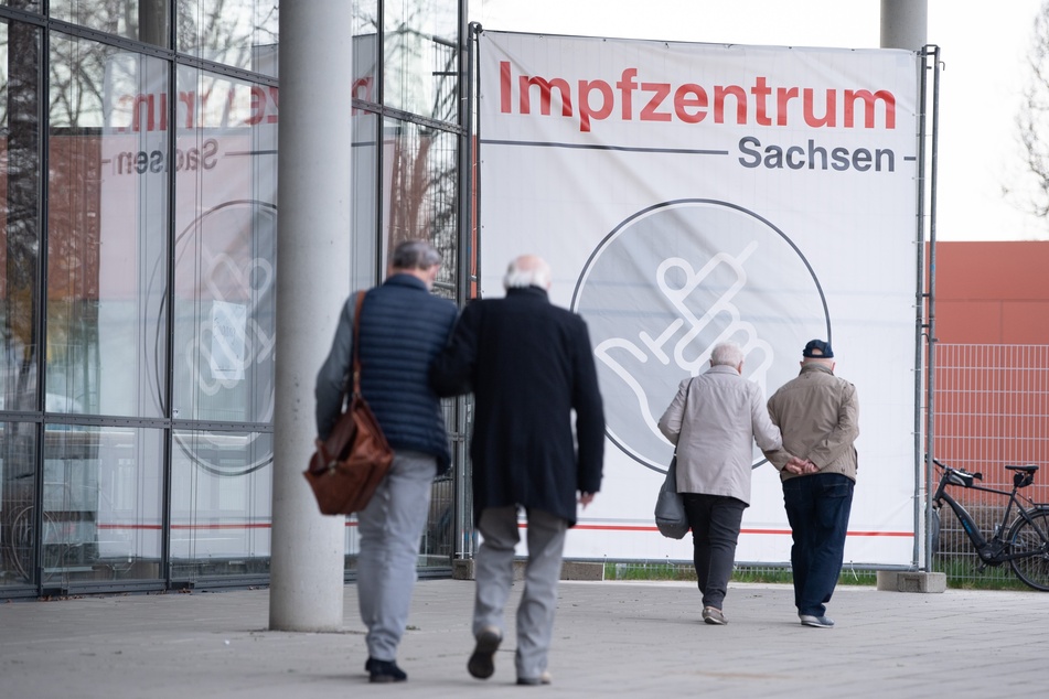 Ein Banner mit der Aufschrift "Impfzentrum Sachsen" steht vor der Messe Dresden. Wegen der hohen Zahl der Corona-Infektionen wurden in Dresden am 1. April Lockerungen wieder rückgängig gemacht.