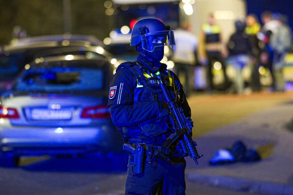 Die Polizei schoss anschließend auf das Fahrzeug, während die Täter flüchten konnten.