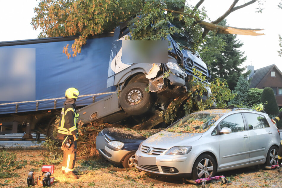 40-Tonner reißt Baum um und begräbt Auto unter sich