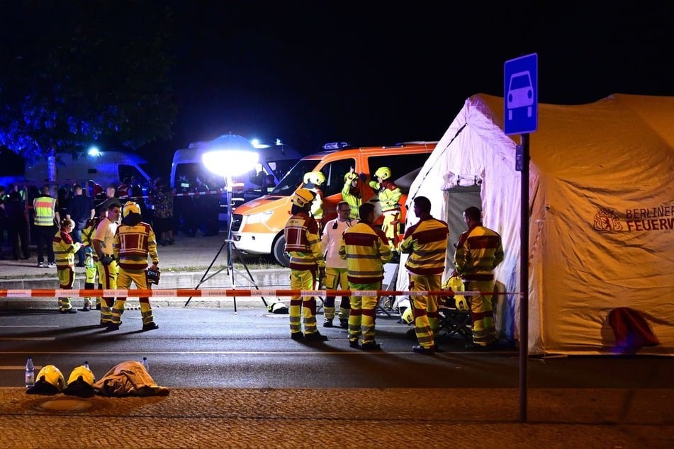 Großaufgebot der Einsatzkräfte: In Berlin fuhr ein Mann in eine Personengruppe.