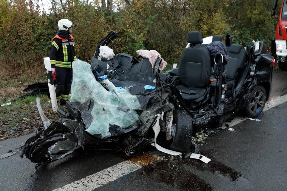 Bilder vom Unfallort lassen nur erahnen, wie heftig die zwei Fahrzeuge zusammengekracht sein müssen.