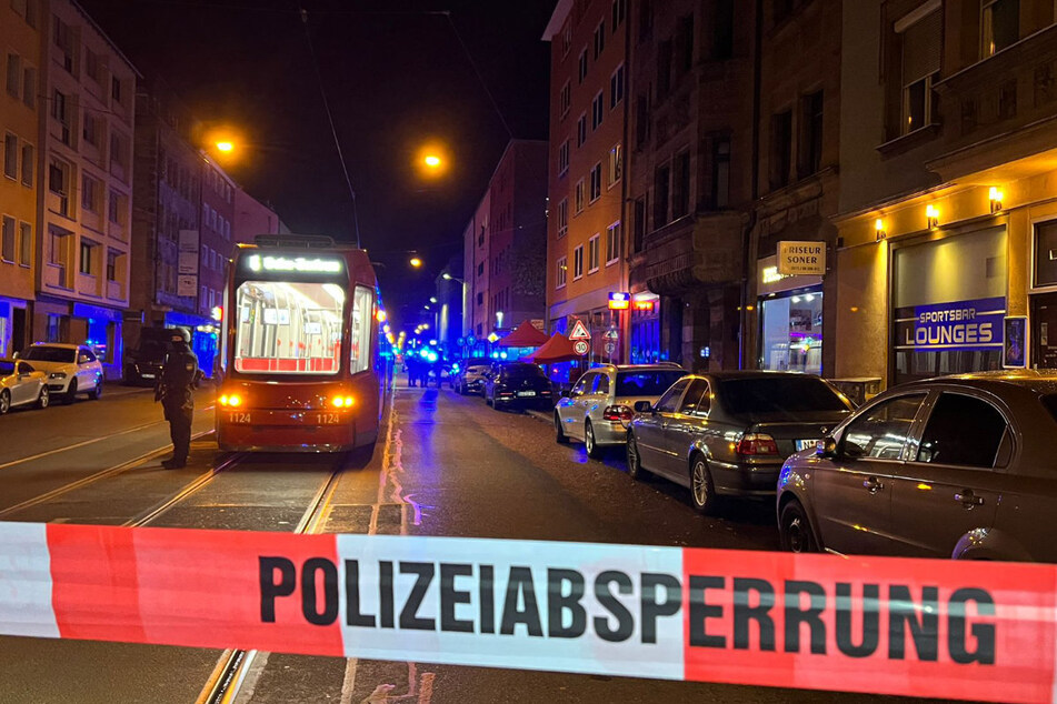 In der Nürnberger Südstadt sind zwei Personen offenbar durch Schüsse schwer verletzt worden.