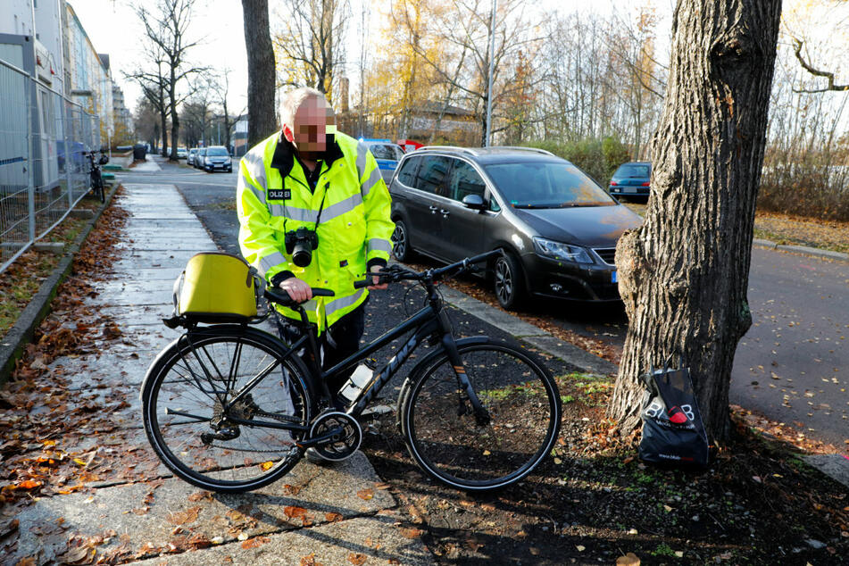 Beim Unfall wurde die Radfahrerin (64) gegen ein parkendes Auto geschleudert.