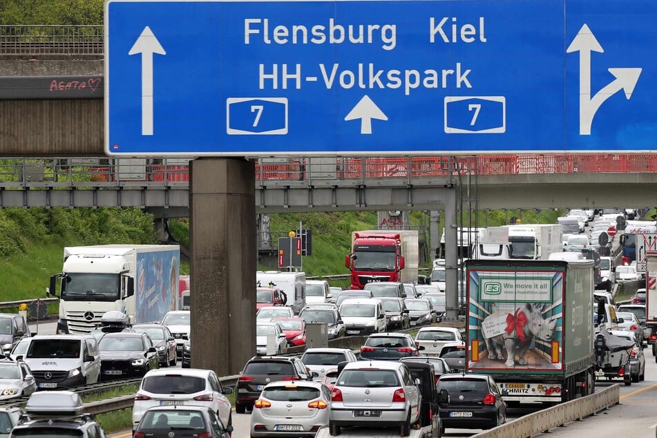 Hamburg: Hamburg droht zum Wochenende Verkehrschaos: Vollsperrung der A7 und Lokführerstreik