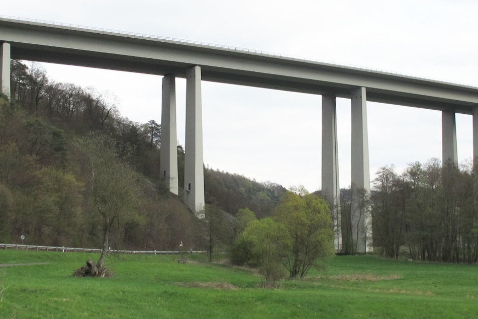 Zeugen entdecken Leiche unter Autobahnbrücke: Polizei unterläuft grober Fehler
