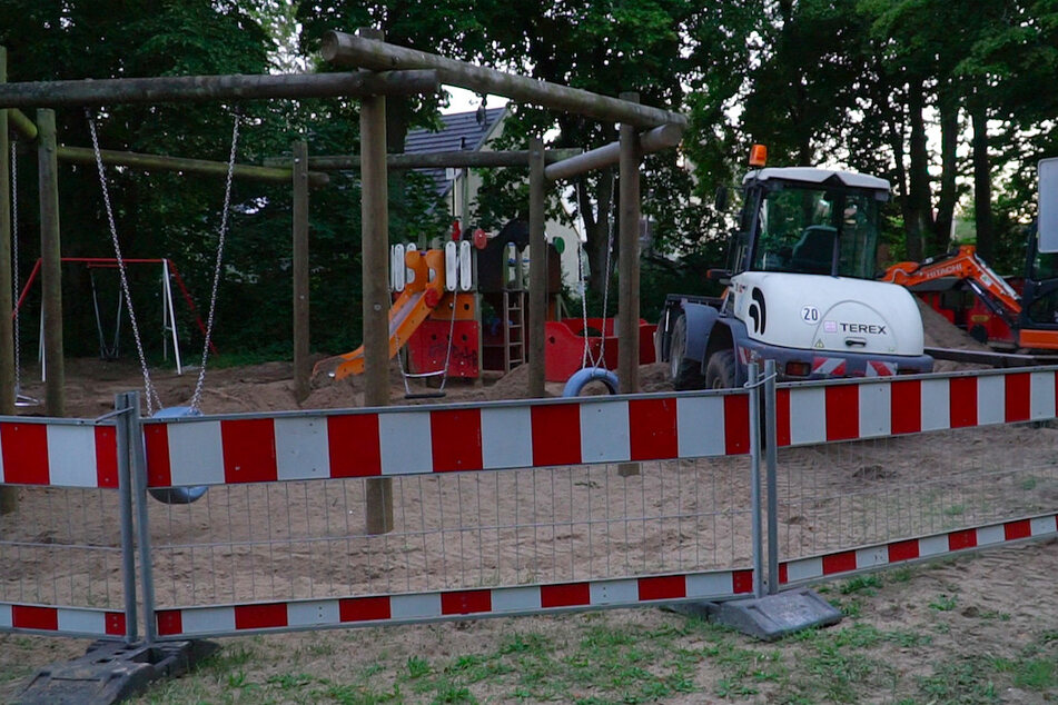 Im Sand haben Unbekannte offenbar Stecknadeln ausgestreut.